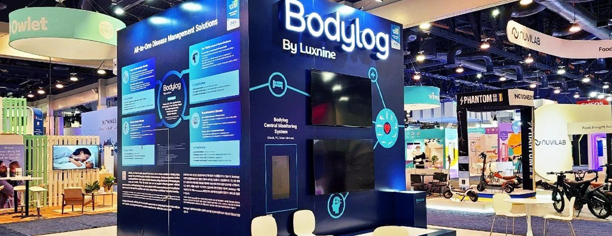 Modern healthcare technology exhibit showcasing Bodylog’s monitoring solutions.