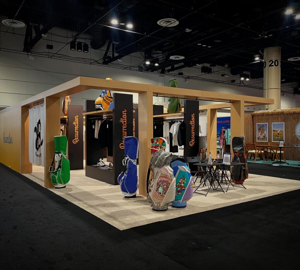 Apparel exhibit corner structure