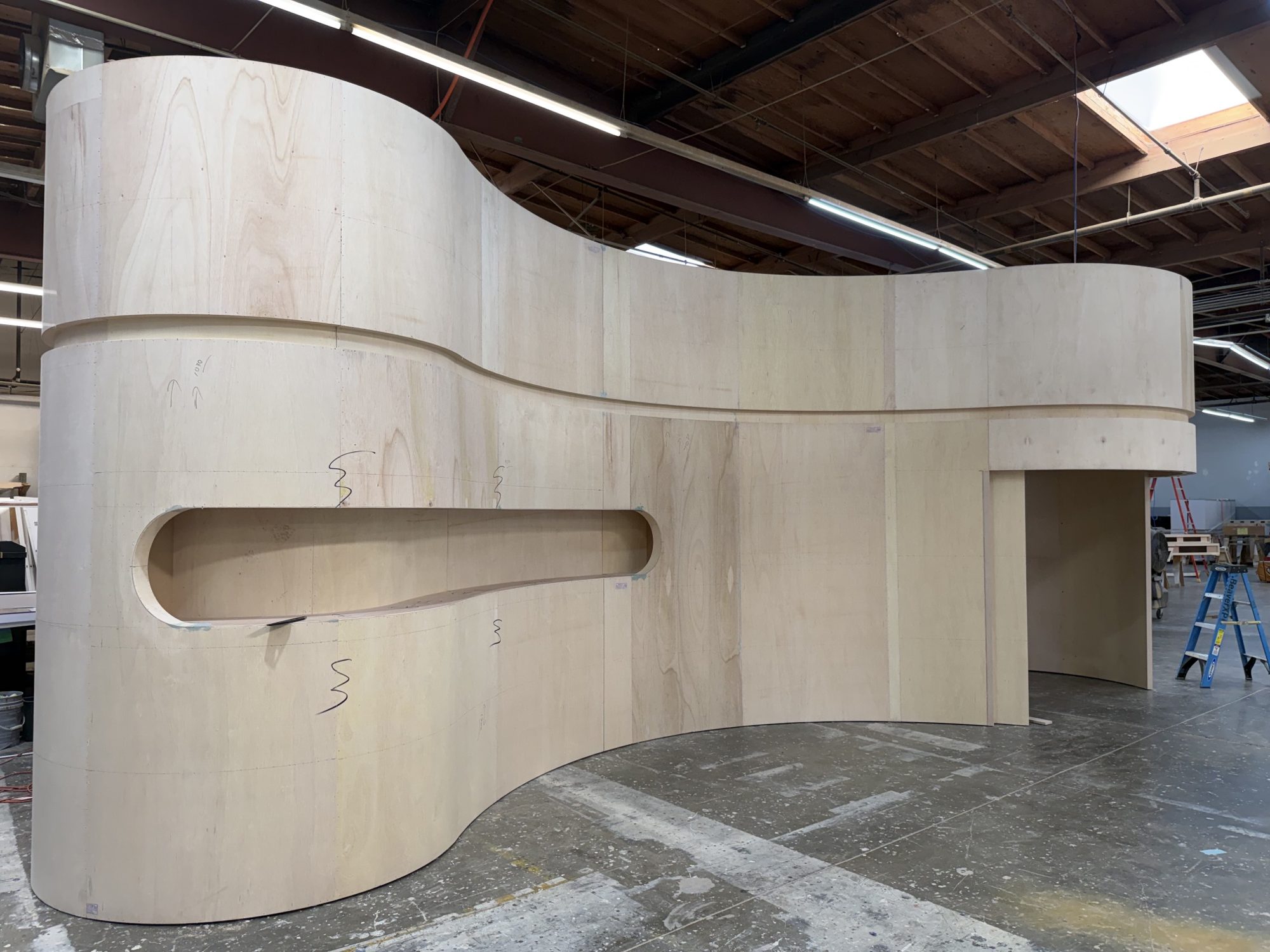 Curved wall fabrication for the Medicube trade show booth